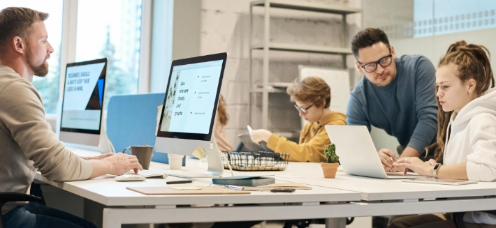 diseñadores web en oficina